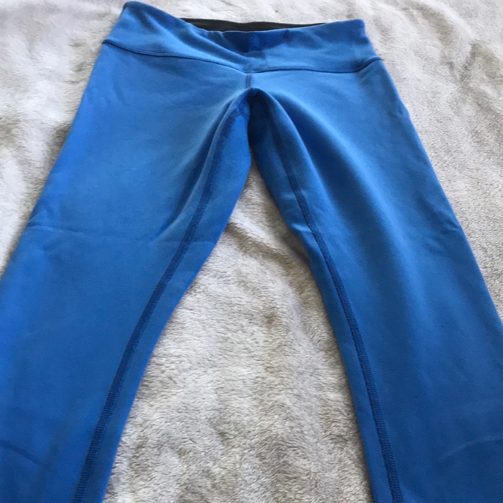 Reversible crop leggings black/ blue on other
